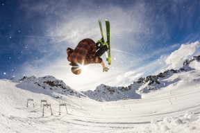 腾讯电竞赛事体系强化跨界合作，腾讯进军电竞