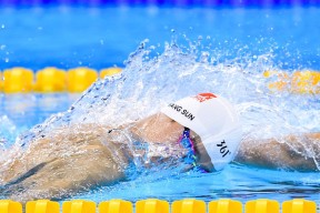 在对阵雄鹿的比赛中，库里展现“神射手”本色，四节投中9个三分，砍下44分！