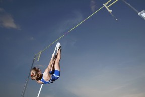 纪律风波：某球队因场外行为被重罚，矛头指向管理层，足球队纪律