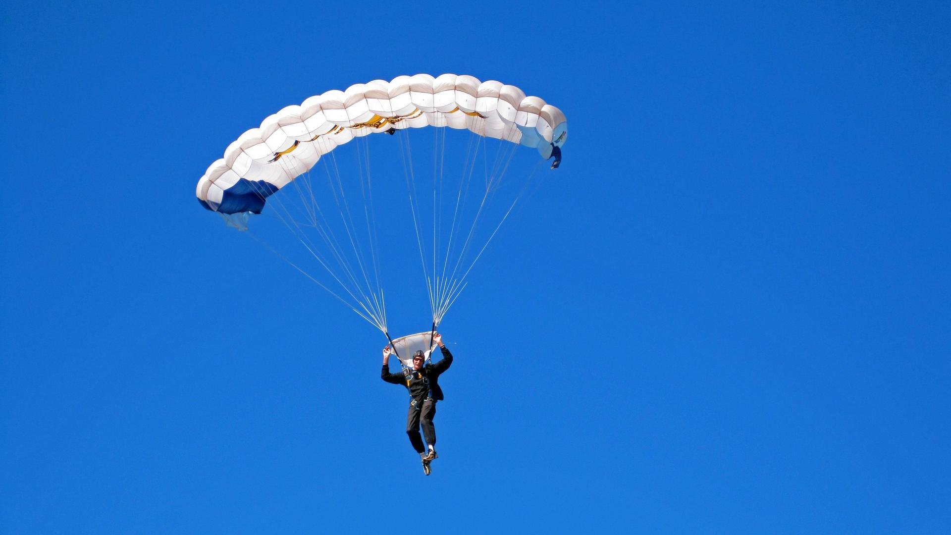 _趣味龙舟比赛:激荡江面团结协作_,龙舟表演赛